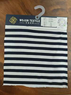 Un buon prezzo. Tessuto di materiale a righe durevole e morbido per indossare casualmente in linea