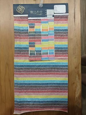 Un buon prezzo. Tessuto a strisce morbido e resistente alle rughe per magliette in linea