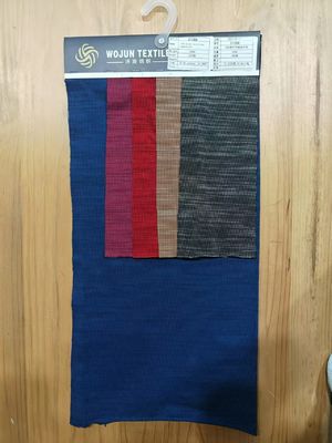 Un buon prezzo. Stoffa di cotone liscia di alta qualità per polo. in linea