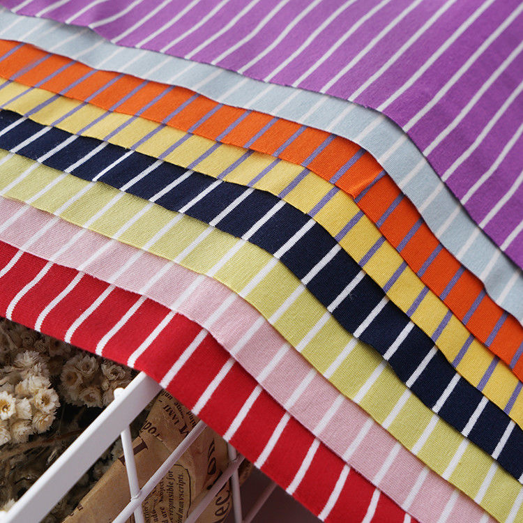 Stoffa a maglia a righe di cotone puro. Stoffa a righe di colore combinato per Jersey.
