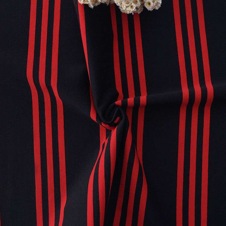 Stoffa a maglia a strisce per magliette