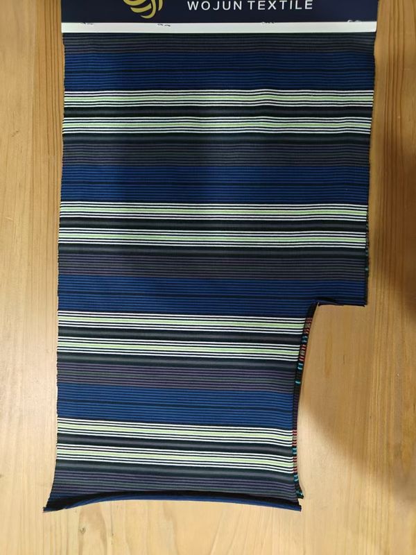 Tissu a maglia a righe morbido, di buona qualità, confortevole e che assorbe il sudore.