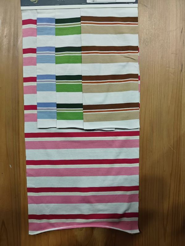 Tessuto a maglia a strisce per abbigliamento casual