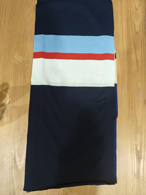 Tissu a maglia liscio e alla moda, confortevole, di grano chiaro, a strisce, per polo.