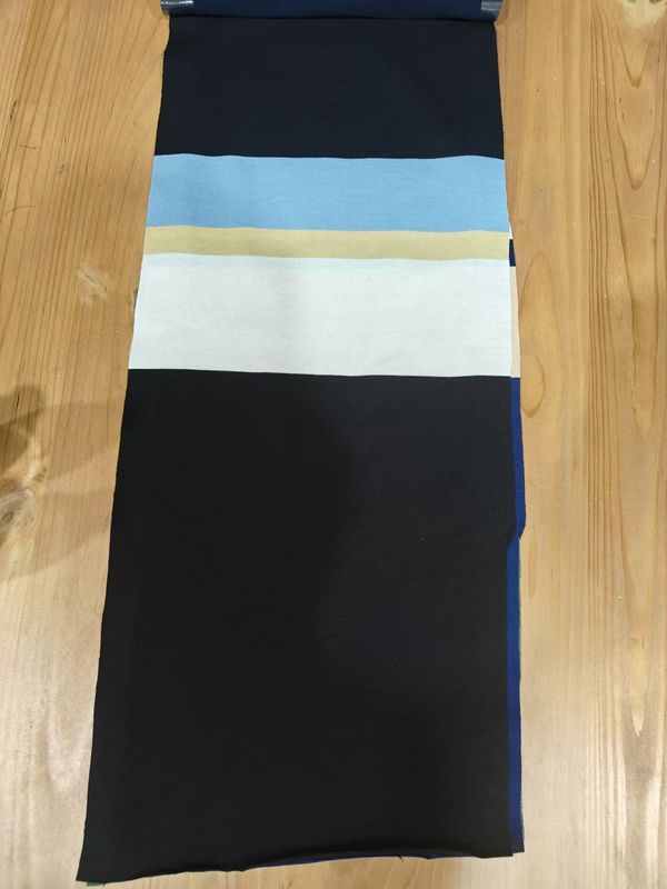 Tissu a maglia liscio e alla moda, confortevole, di grano chiaro, a strisce, per polo.