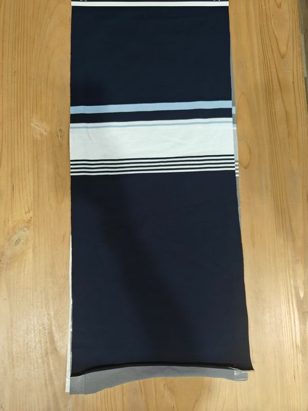 Tissu a maglia a strisce per abbigliamento casual