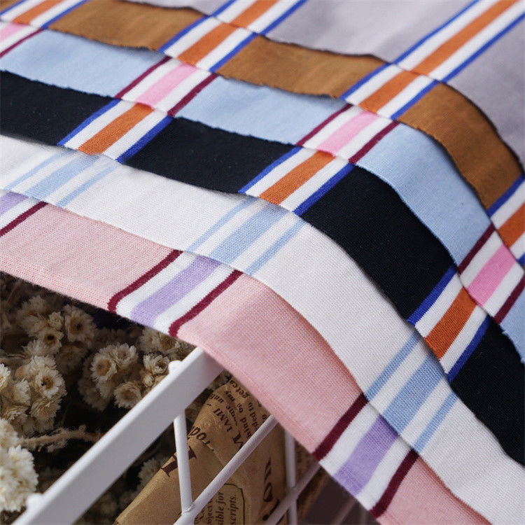 Tessuto a maglia a strisce di cotone multicolore e alla moda