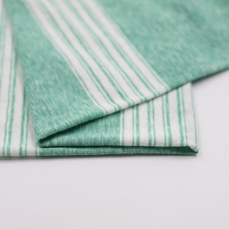 Tissu a maglia a righe delicato e comodo