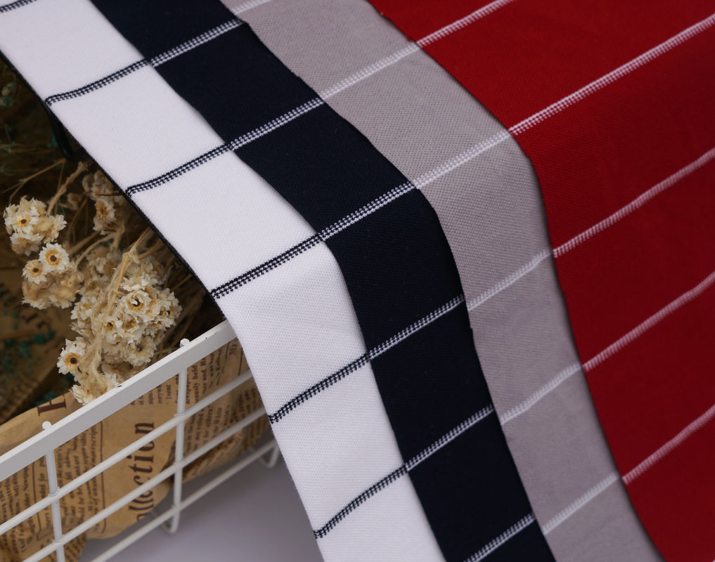 Comodo e traspirante e ecologico e naturale tessuto a maglia a righe per polo
