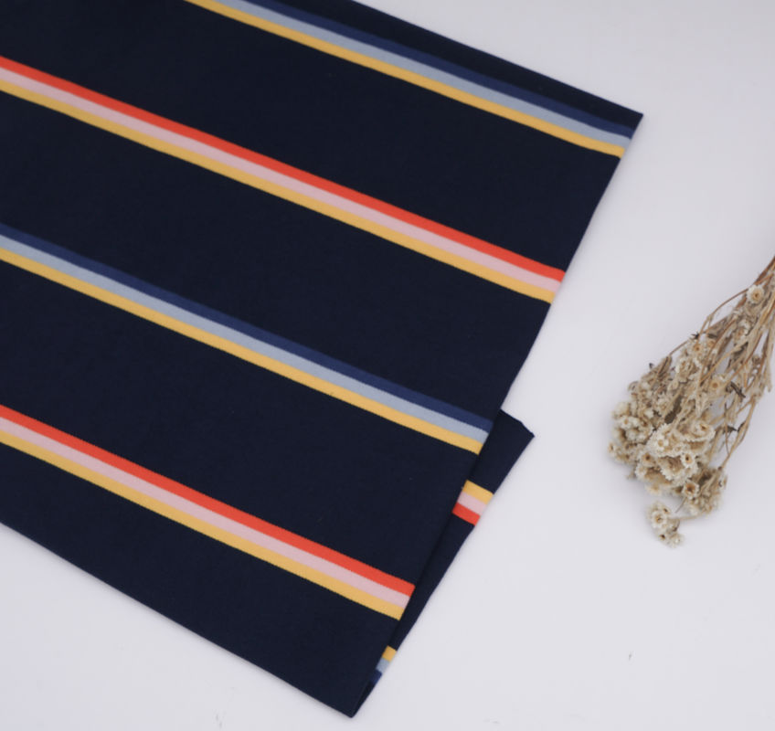 Stoffa a maglia a righe per magliette, confortevole e naturale