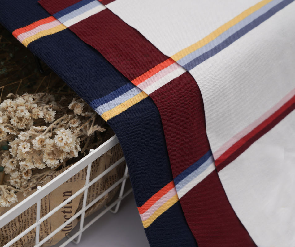 Stoffa a maglia a righe per magliette, confortevole e naturale