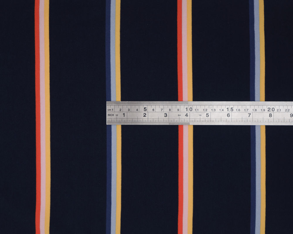 Stoffa a maglia a righe per magliette, confortevole e naturale