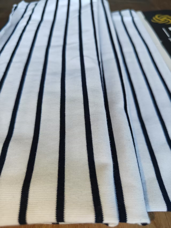 Tessuto a righe traspirante e confortevole, non facile da sbiadire, per T-shirt