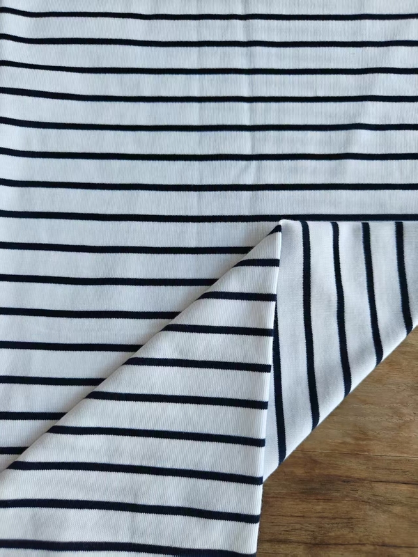 Tessuto a righe traspirante e confortevole, non facile da sbiadire, per T-shirt