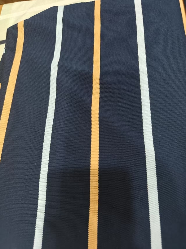 Materiale resistente all'usura e confortevole, antirughe e rinfrescante, a strisce per polo.