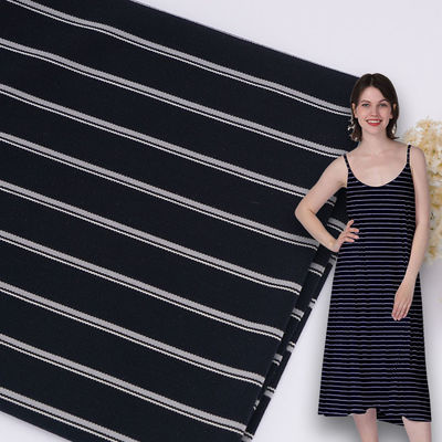Un buon prezzo. Tessuto a maglia a strisce modello a lenzuola liscia e pulita per indossare casualmente in linea