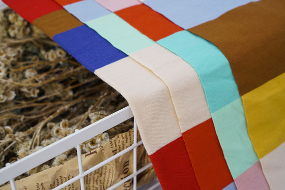 Un buon prezzo. 40S di cotone puro, tessuto semplice a strisce, tessuto a maglia per maglietta in linea