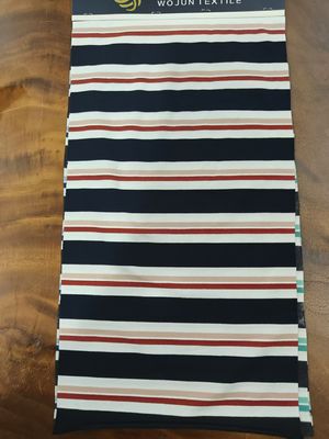 Un buon prezzo. Tessuto di materiale a righe durevole e morbido per indossare casualmente in linea