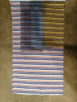 Un buon prezzo. Tessuto a strisce per magliette, traspirante e idratante in linea