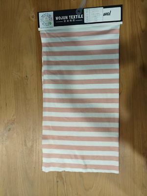 Un buon prezzo. Tessuto di materiale a strisce, morbido e traspirante, adatto all'uso occasionale in linea