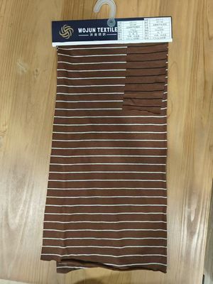 Un buon prezzo. Materiale a strisce, resistente all'usura, ecologico e adatto alla pelle, per abbigliamento casual in linea