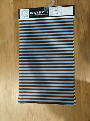 Un buon prezzo. Stoffa di materiale a strisce resistente, confortevole e traspirante per polo in linea