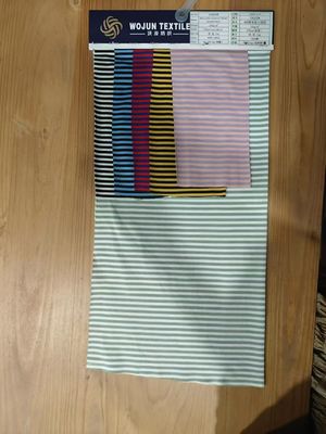 Un buon prezzo. Tessuti a maglia a strisce di moda, naturali e protettivi per l'uso occasionale in linea