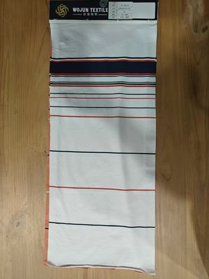 Un buon prezzo. Soft e comodo, durevole e liscio Stoffa di materiale a strisce elegante per maglietta in linea