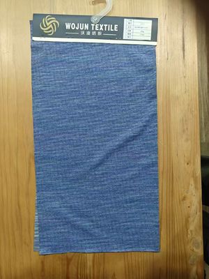 Un buon prezzo. Tessuto di materiale liscio e resistente all'usura e a righe morbide per polo in linea