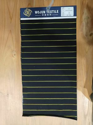 Un buon prezzo. Tessuto strettamente tessuto resistente all'usura e alle rughe Materiale a strisce per camicia da polo in linea