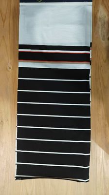 Un buon prezzo. Tessuto naturale a righe per magliette liscia e pulita in linea