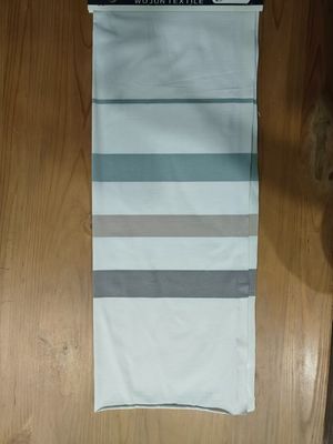 Un buon prezzo. Tessuto di materiale a strisce lisce per indossare casually in linea