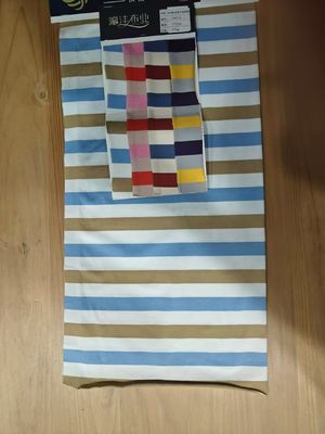 Un buon prezzo. Comodo e resistente alle rughe e amichevole per la pelle tessuto a righe lisce per maglietta in linea