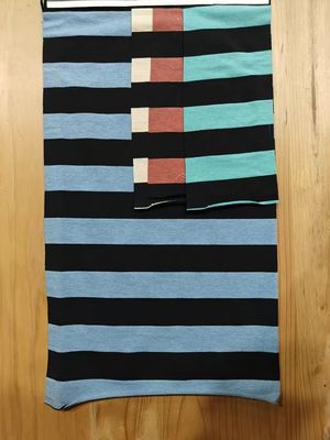 Un buon prezzo. Tessuto di materiale a strisce elastico per magliette, adatto alla pelle e comodo in linea