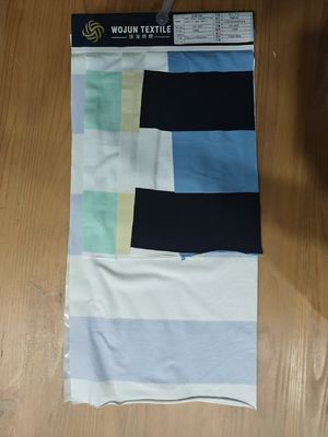 Un buon prezzo. Stoffa a maglia a strisce di moda e morbida, liscia e adatta alla pelle in linea