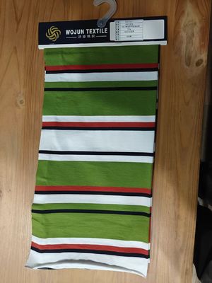 Un buon prezzo. Stoffa a maglia a righe e morbida per polo in linea