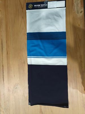 Un buon prezzo. Stoffa a maglia a strisce morbida e naturale per abbigliamento casual in linea