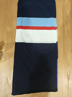 Un buon prezzo. Tissu a maglia liscio e alla moda, confortevole, di grano chiaro, a strisce, per polo. in linea