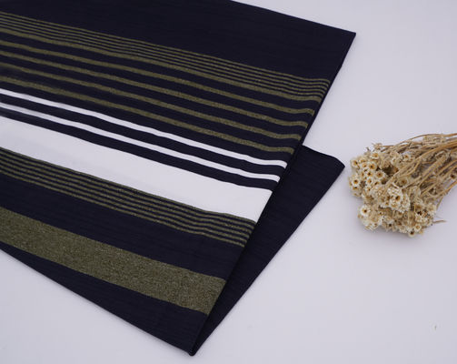 Un buon prezzo. Tessuto di materiale a strisce versatile e comodo per magliette in linea