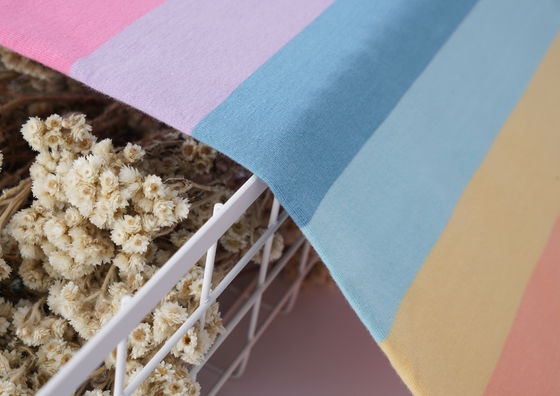 Un buon prezzo. Tessuto a maglia a strisce naturale e sano per magliette in linea