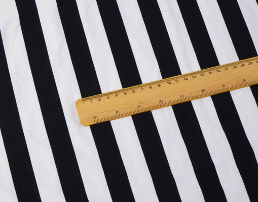 Un buon prezzo. Tissu a maglia a strisce sano e semplice per magliette in linea