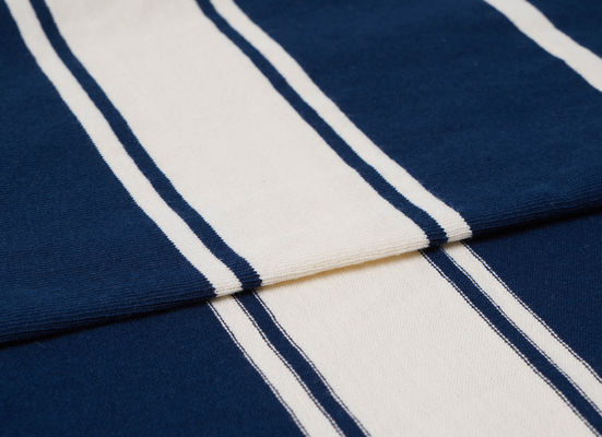 Un buon prezzo. Tissu a maglia a strisce semplice e facile da indossare in linea