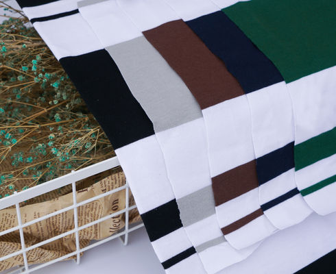 Un buon prezzo. Tessuti a maglia a righe lisci e comodi per abbigliamento casual in linea