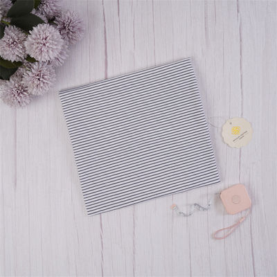 Un buon prezzo. Materiale a strisce confortevole e ecologico per l'uso occasionale in linea