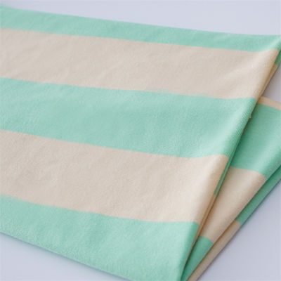 Un buon prezzo. Tissu di materiale a strisce, comodo e traspirante, adatto alla pelle, da indossare casualmente in linea