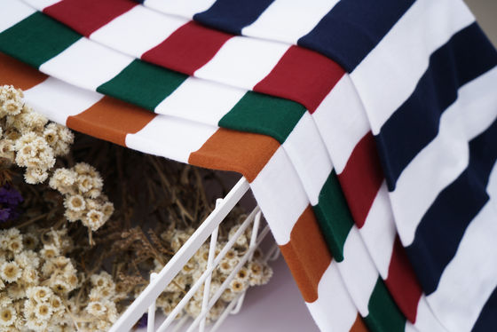 Un buon prezzo. Tessuti a maglia a righe per magliette in linea