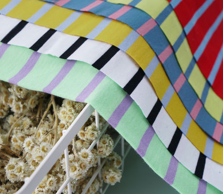 Un buon prezzo. Tessuto morbido e traspirante, di buona consistenza e di cotone puro, a righe, per magliette in linea