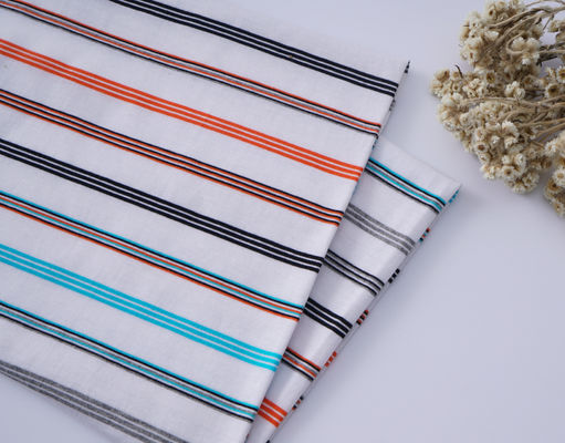 Un buon prezzo. Materiale a strisce per magliette, traspirante, ecologico e sano in linea