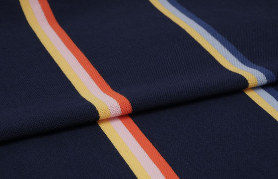 Stoffa a maglia a righe per magliette, confortevole e naturale