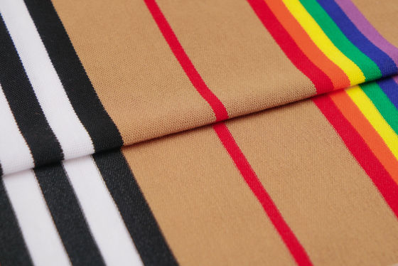 Un buon prezzo. Materiale a strisce di buona qualità, confortevole e resistente, per magliette in linea